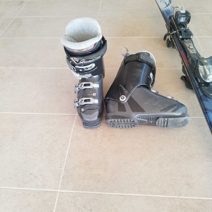 2 чифта ски и ски обувки към тях