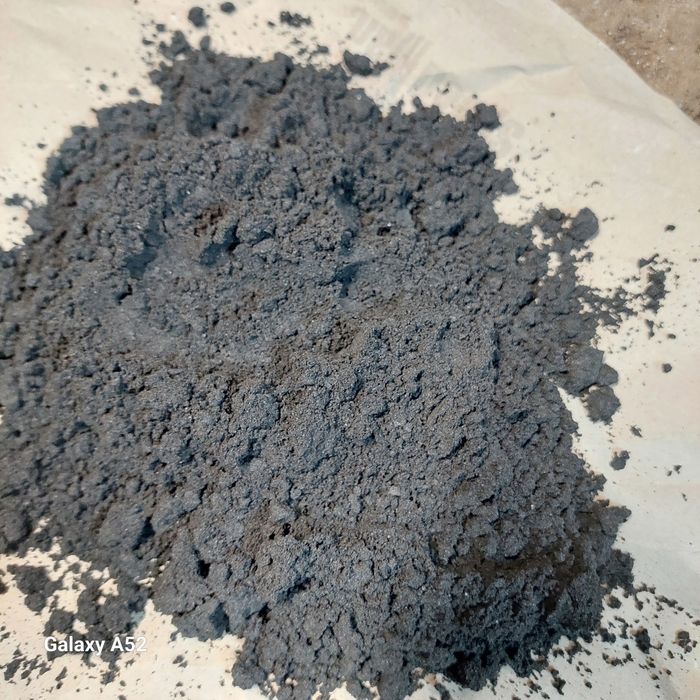 Продавам  черен графит на прах.