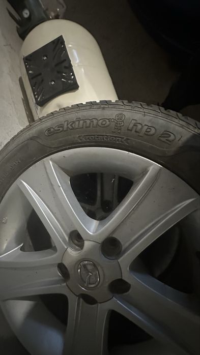 Продавам гуми с джанти на един сезон