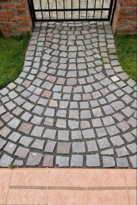 Vând piatră cubică de pavaj istoric și montez