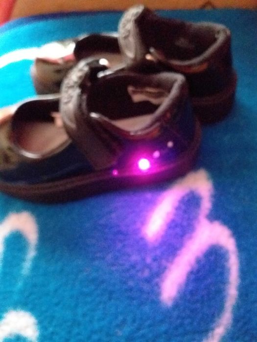 Pantofi negri de lac, cu luminite, pentru fetite