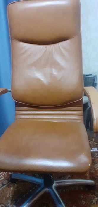 Кожаное кресло состояние хороший
