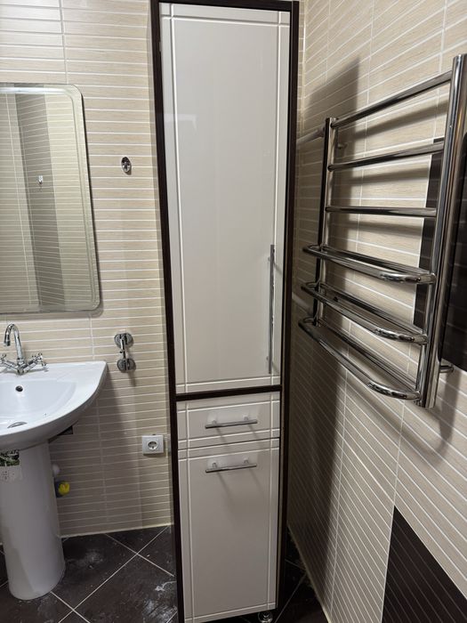 Шкаф длинный,узкий в ванную