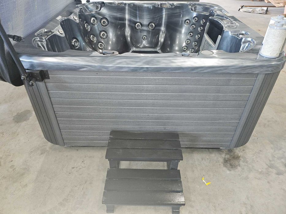 Jacuzzi de 7 persoane recent adus.