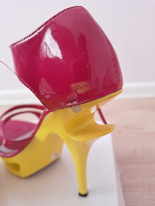 Обувки на висок ток