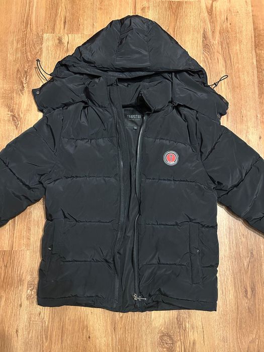 geaca trapstar neagra cu scris rosu