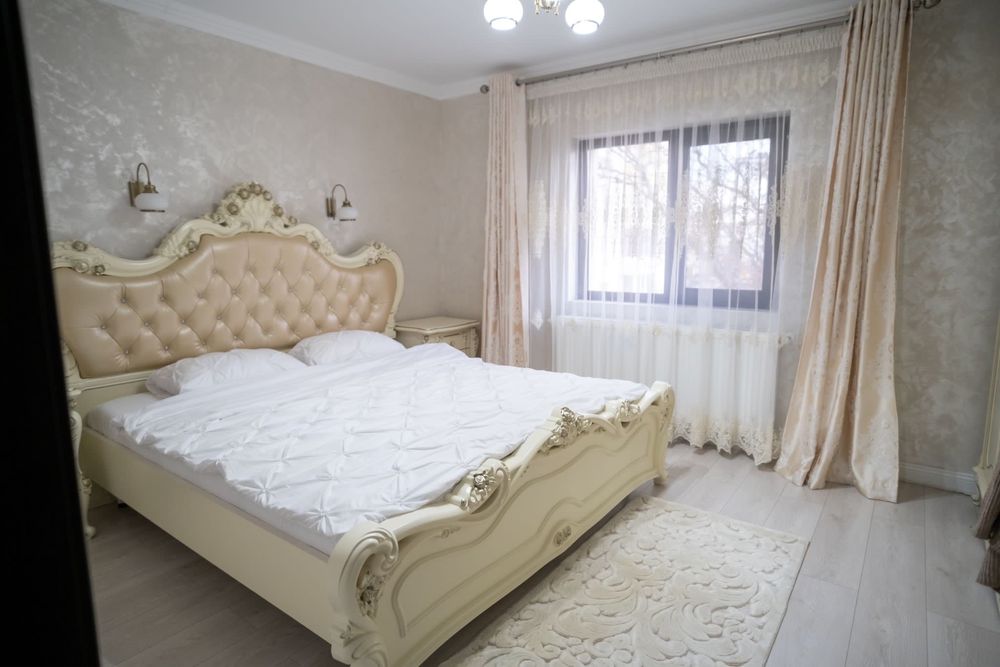 Vand doua dormitoare-mobilier lemn! Stare excelenta!!