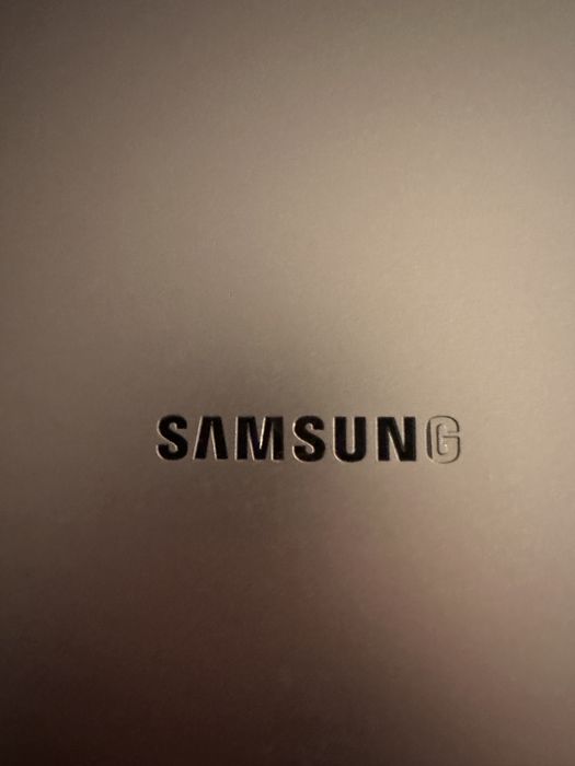Vând laptop samsung ,in stare foarte buna folosit putin !