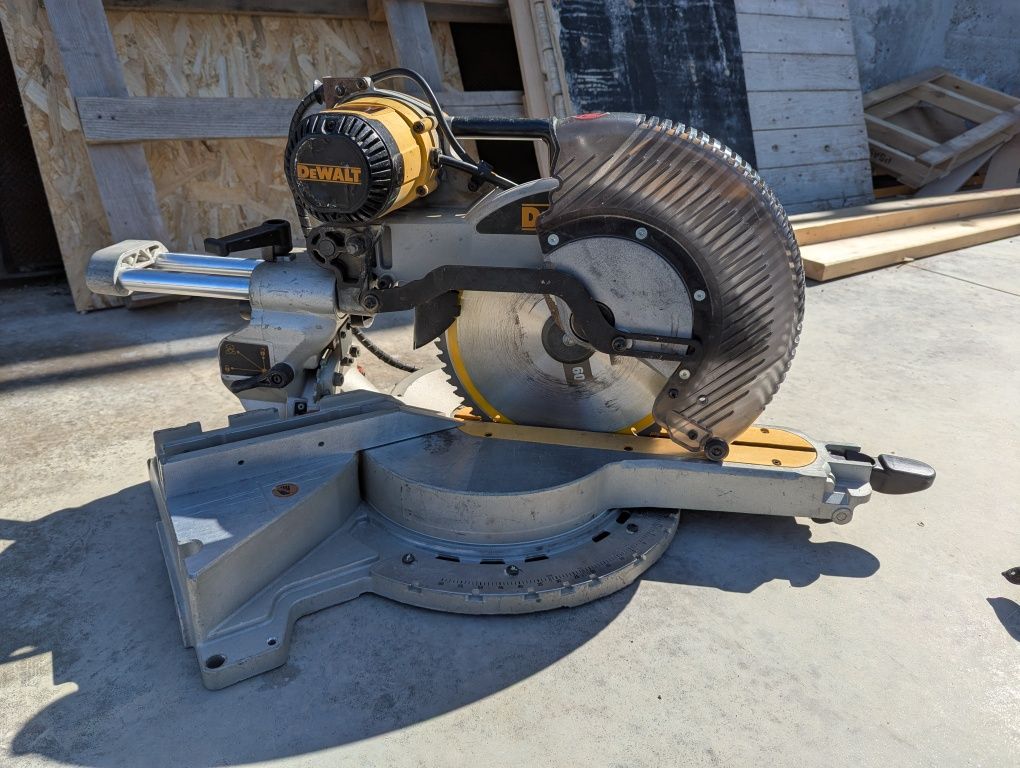 Професионален DeWalt DW718XPS 1600W
