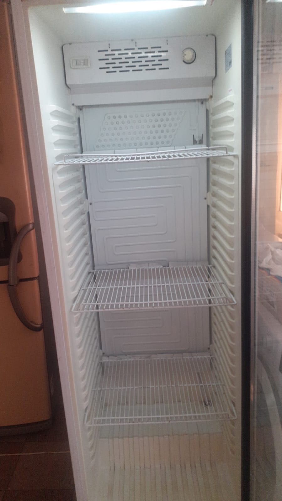 Vitrină frigorifică perfect funcțională