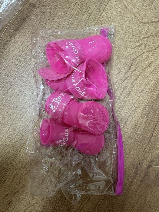 Дъждобран, чадър и обувки за куче