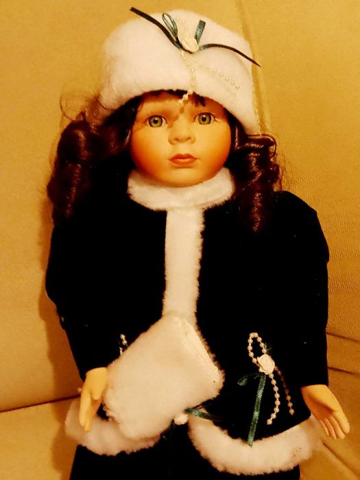 Порцеланова музикална кукла