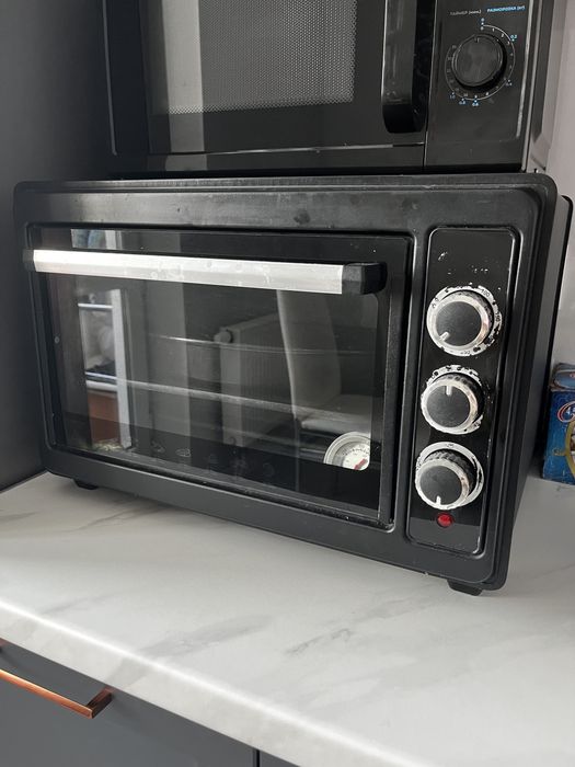 Продам духовку в хорошем состоянии все работает термометр в подарок