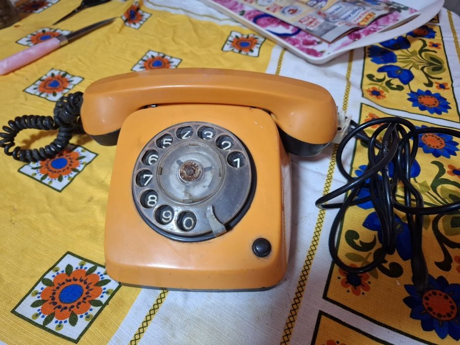 Продавам телефон от соца