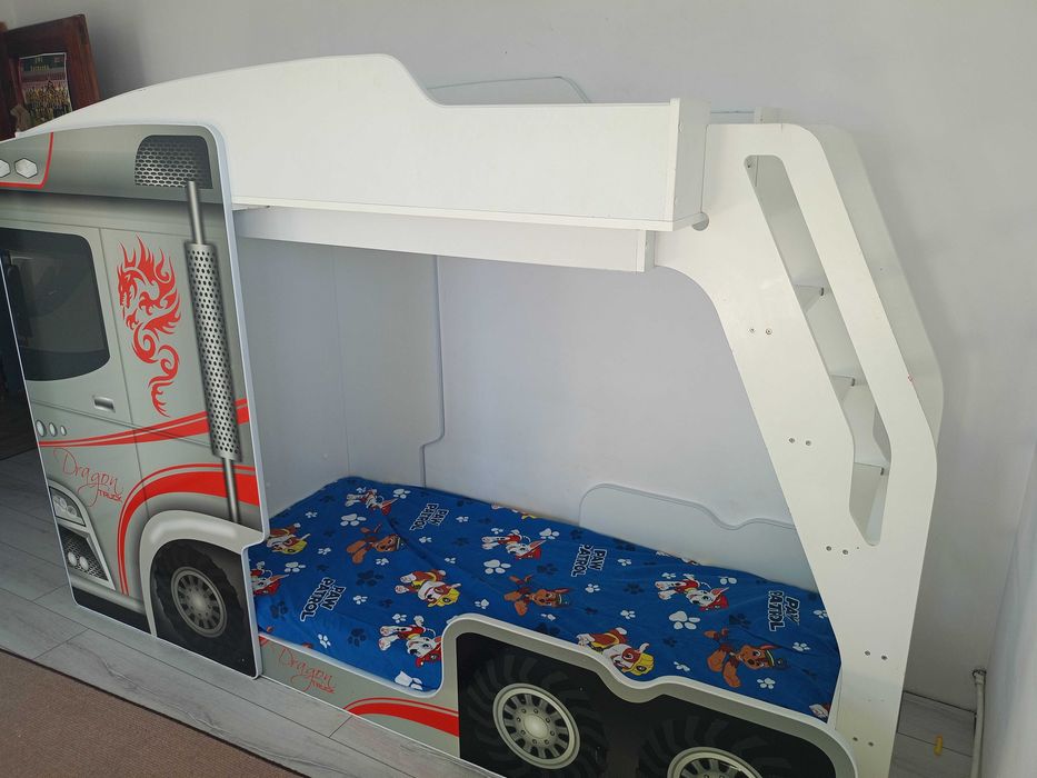 Продавам двуетажен детски креват