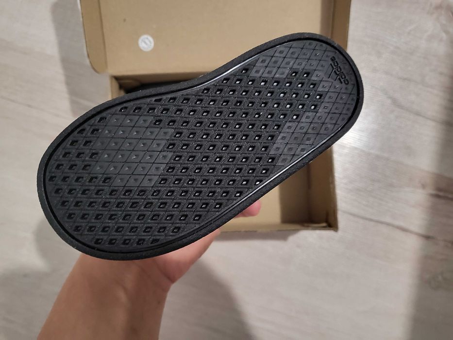 Ново! Детски обувки Adidas