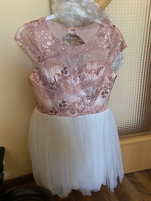 Vand rochii de ocazie