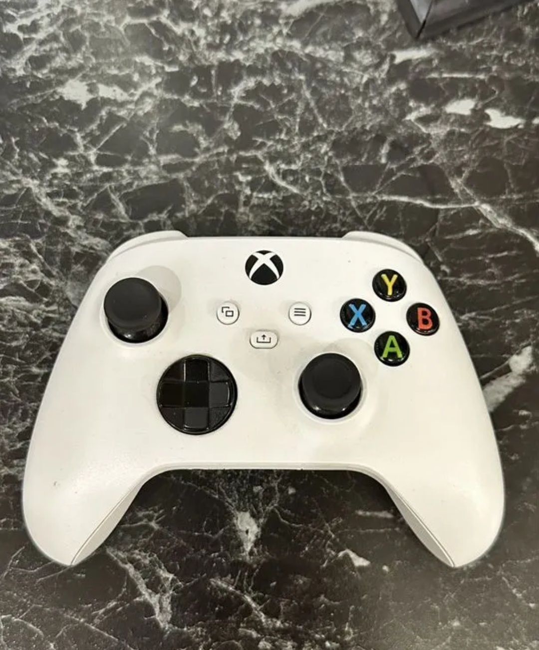 Xbox series s с двумя геймпадами и 2 месяцный game pass ultimate есть