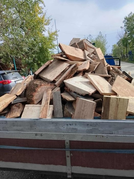Vând lemne și deseuri la un preț convenabil..