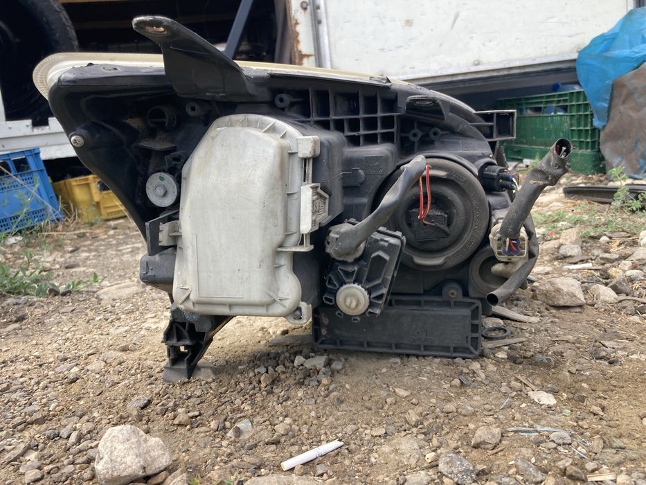 Оригинален ляв Фар за Тойота Авенсис Ксенон Т25 2003- 2007г