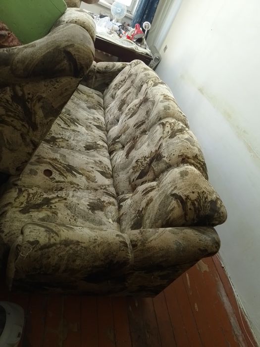 Отдам даром два дивана,два кресла и кухонные шкафы. Состояние среднее.