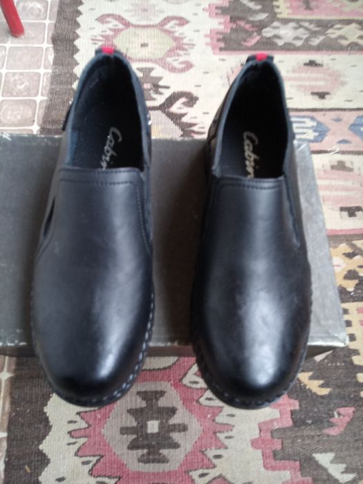 Лот два броя дамски обувки