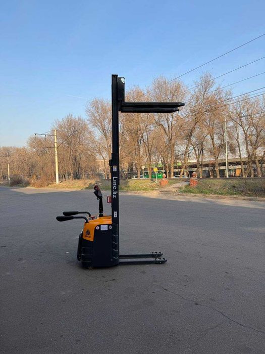 Самоходный, электрический штабелер,