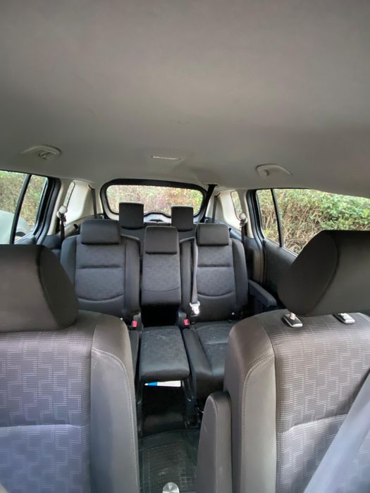 Vând Mazda 5 șapte locuri