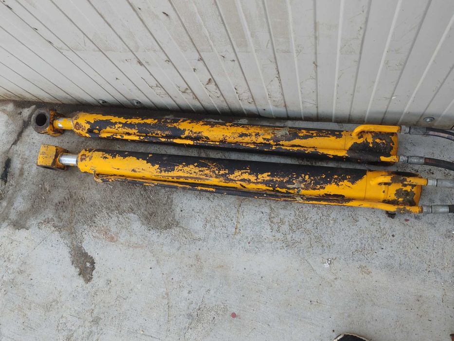 Cilindru ridicare brat Buldoexcavator JCB 3CX