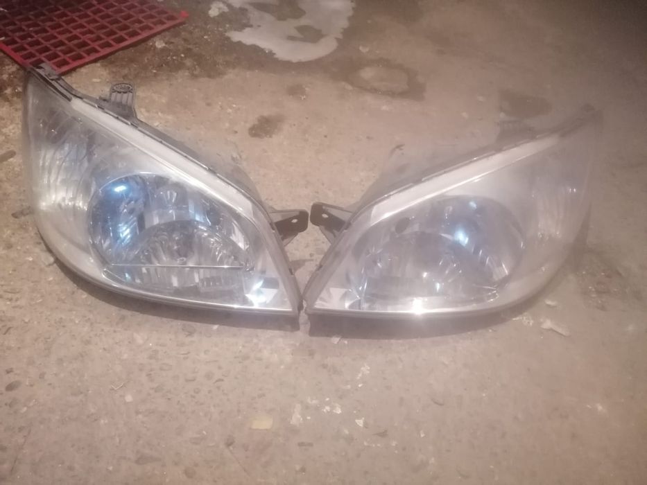 Vând faruri Hyundai