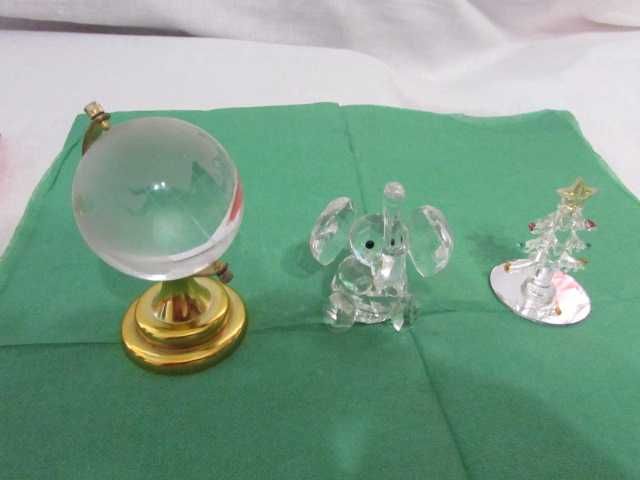 кристални фигурки на животни и синя стъклена бонбониера
