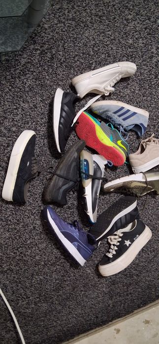Vand adidasi 100 lei oricare pereche