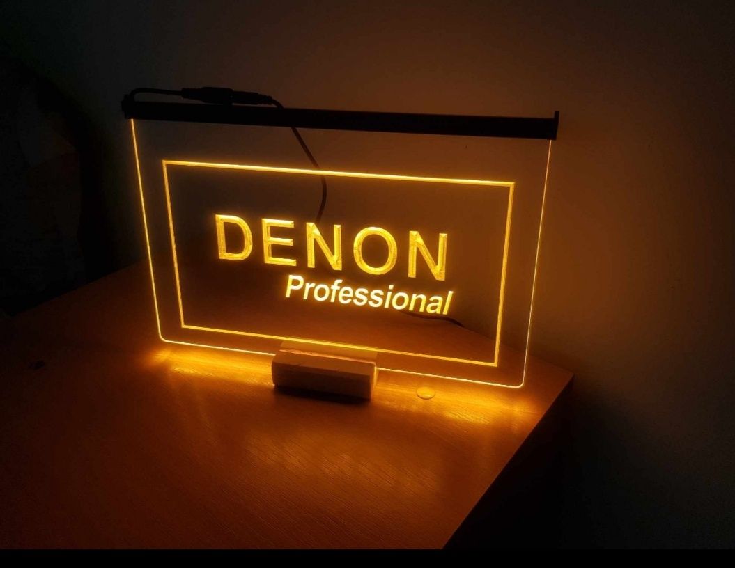 Denon firma luminoasa