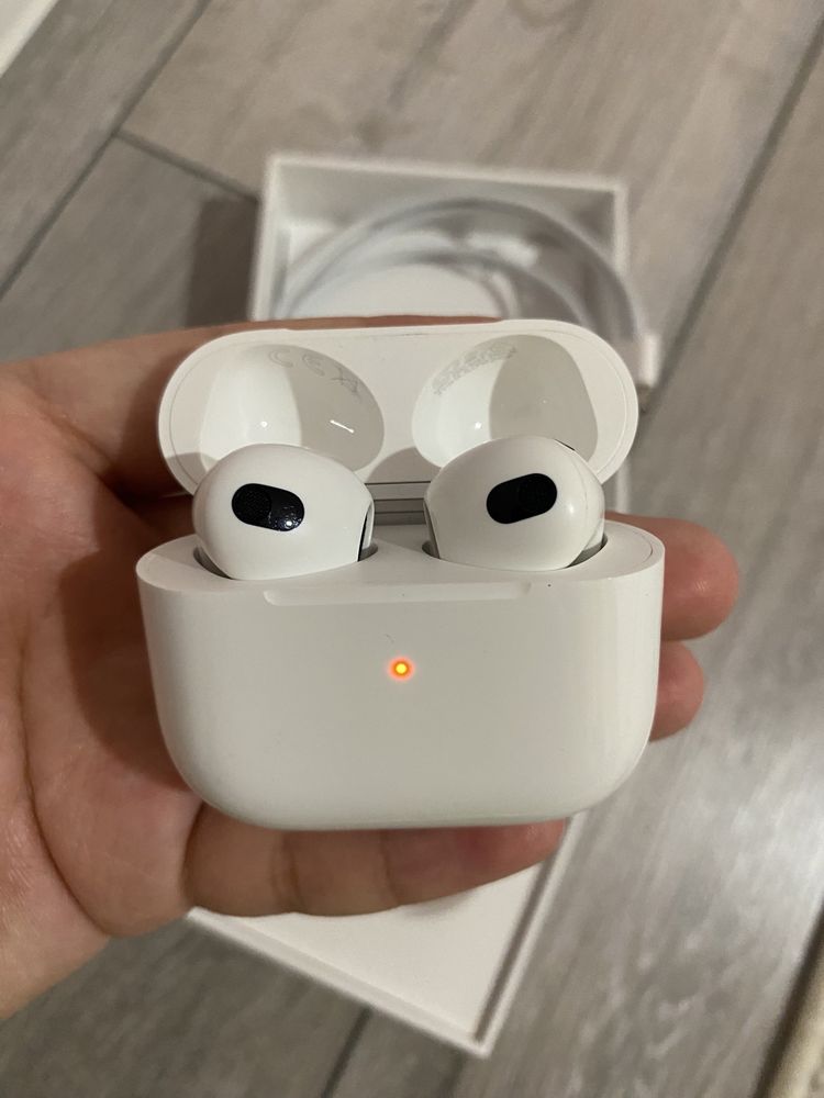 Apple AirPods 3 with lightning charging case
