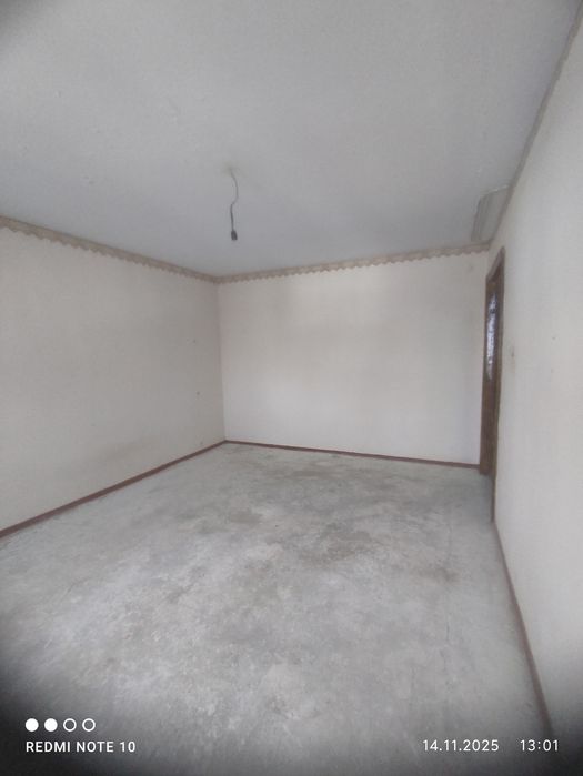 Bustonda 3 xonali uy sotiladi