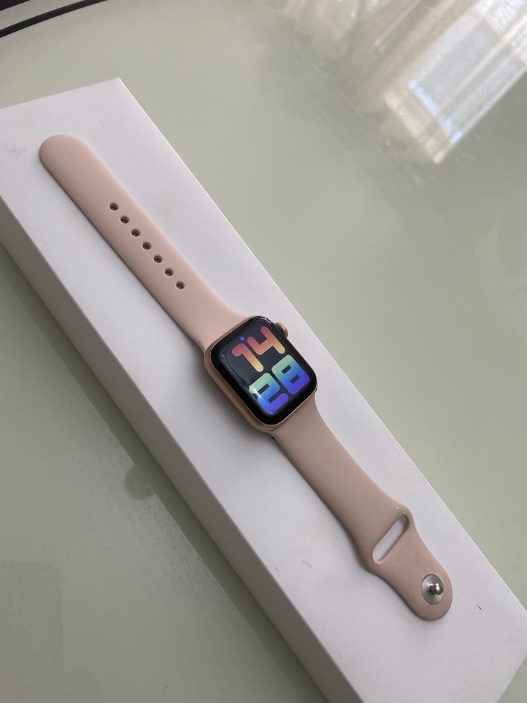 Продам Apple Watch SE 40mm (2020)