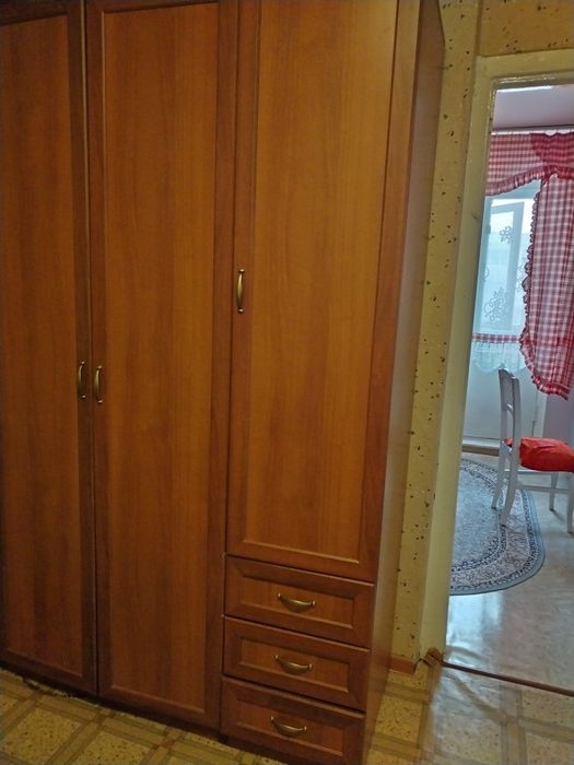 Шкаф плательный трехдверный