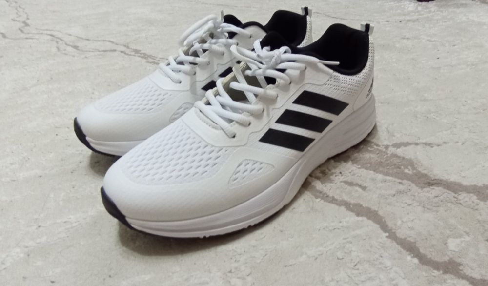 Белые спортивные кроссовки