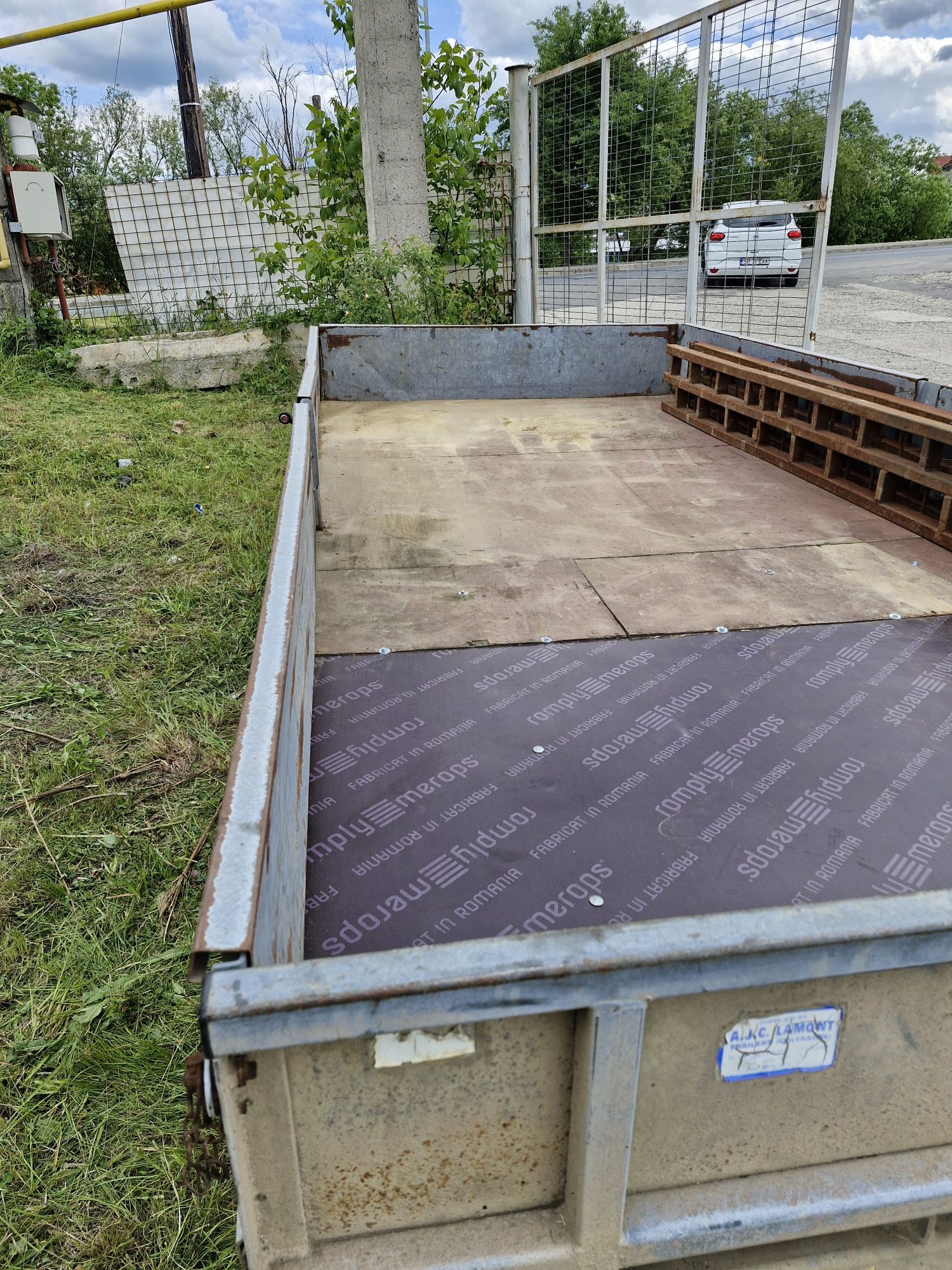 Vând remorcă 3,5 tone