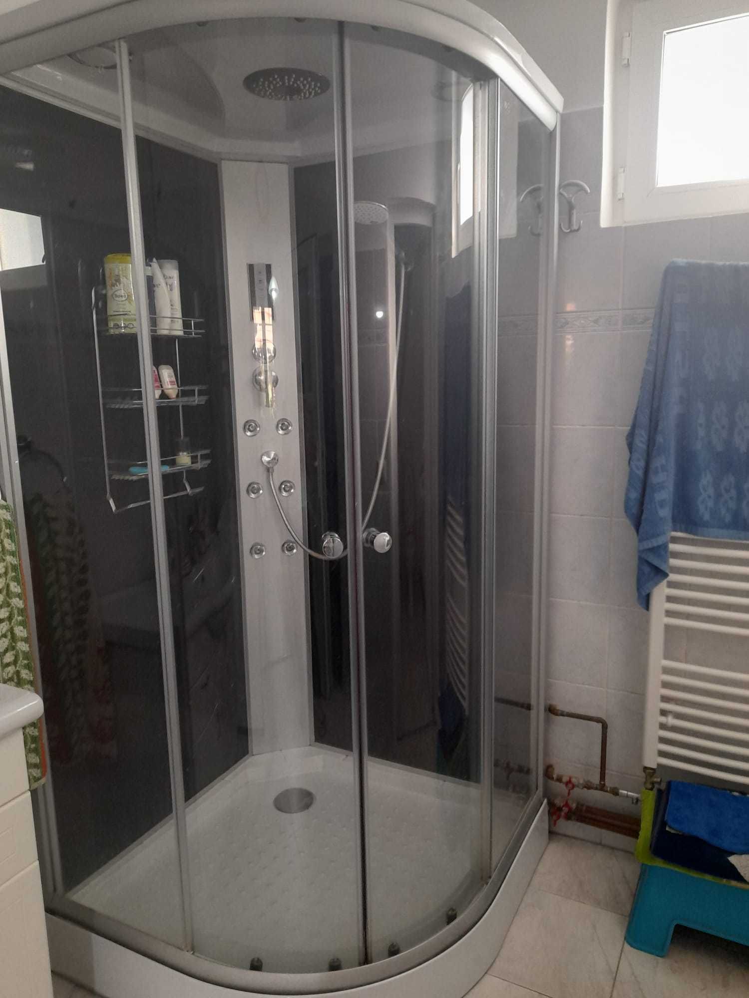 cabina dus  si dulap baie