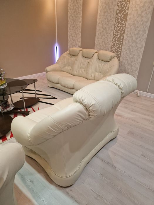 Canapea piele ecologica  absolut impecabila