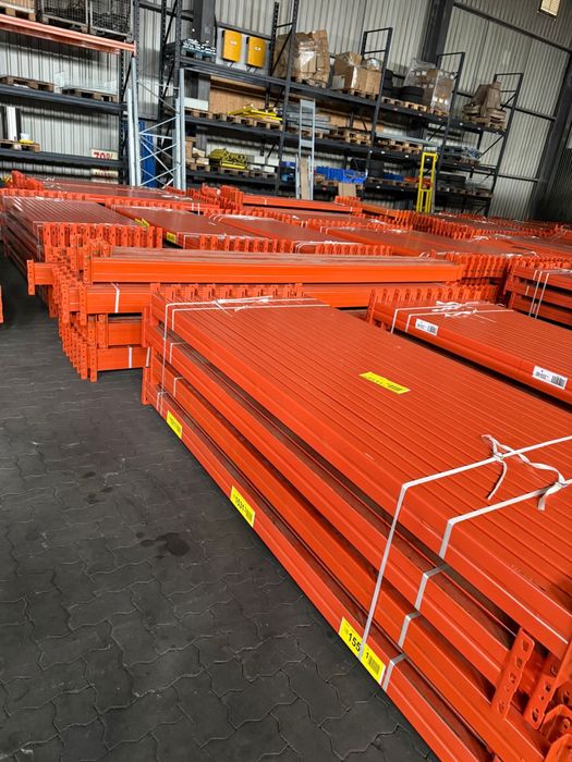 Stoc de rafturi metalice