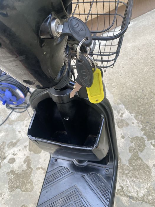 Scuter electroc negru fără permis
