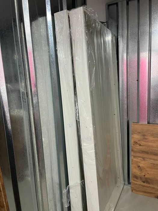 Детски легла на втори етаж със стълба, етажерки и ракли под тях