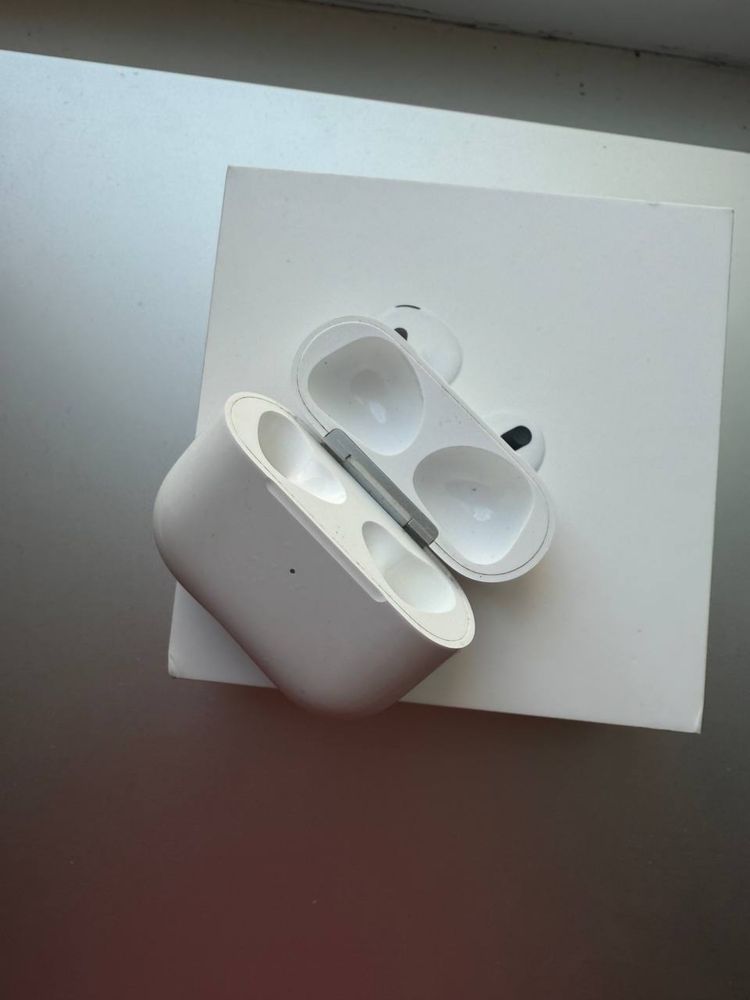 Продаю кейс от Airpods 3 оригинал