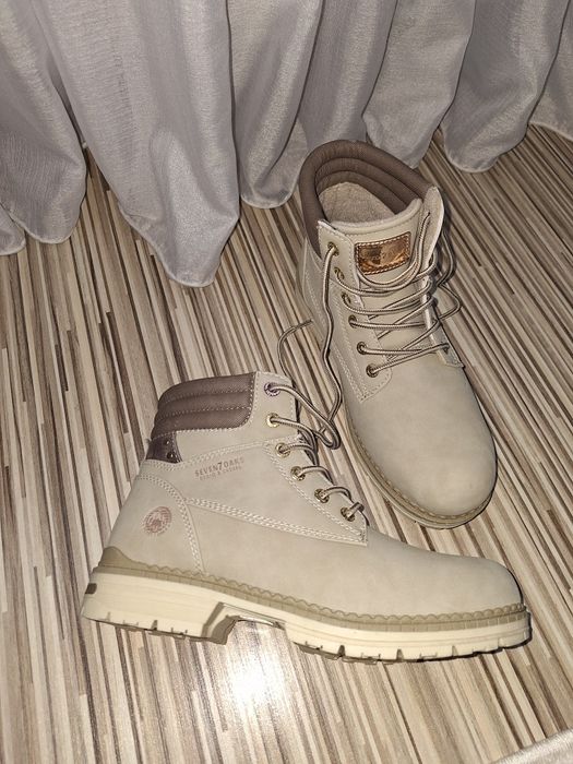 Ghete noi Seven Oaks mărime 38.