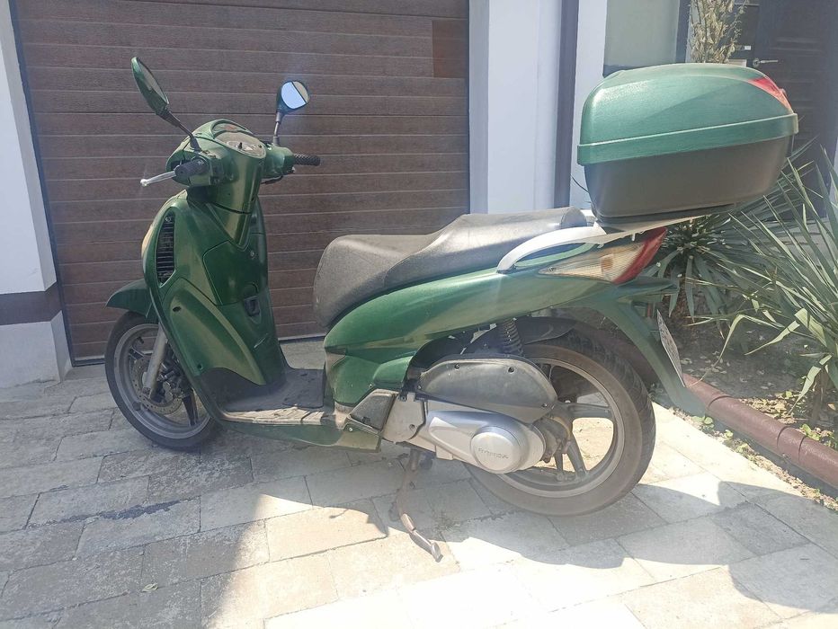 scuter honda sh 125 se conduce cu B