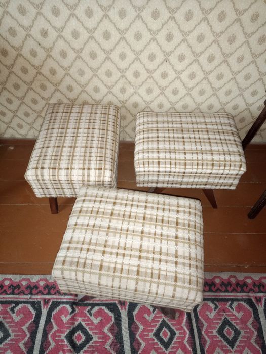 3бр. ретро тапицирани табуретки