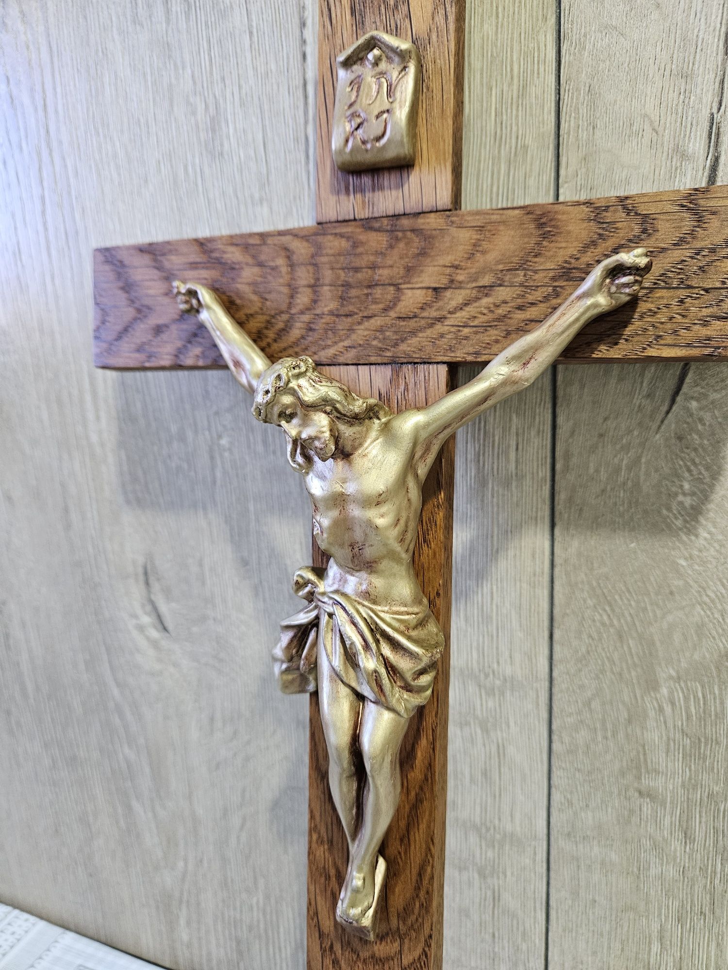 Crucifix din lemn exotic si ipsos aurit