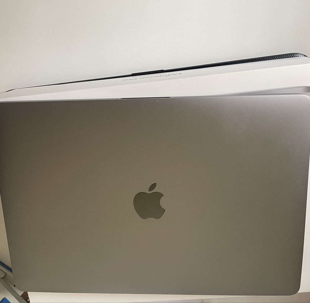 Продавам Apple MacBook pro M1 13inch
